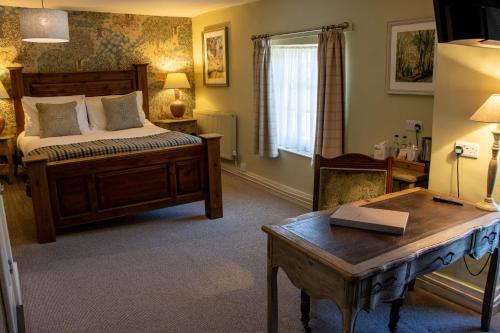 a bedroom with a bed and a table and a table sidx sidx sidx at The Green Dragon in Marlborough
