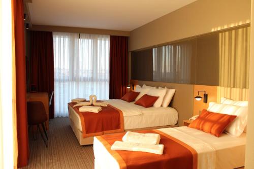 Habitación de hotel con 2 camas y ventana en YURDAKUL HOTEL en Barbaros