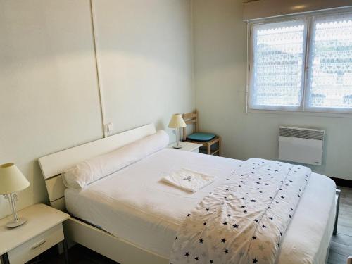 ビスカロッスにある71 RUE ANDRÉ LAVILLE -045のベッドルーム(白いベッド1台、窓付)