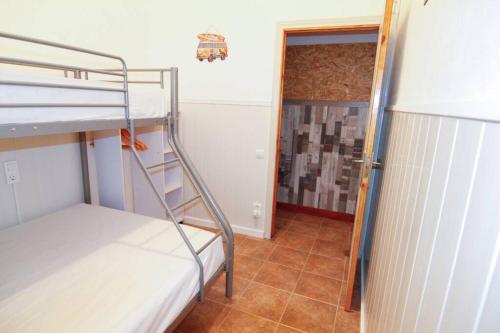 Casa rural Antich Delta del Ebro في ديلتيبري: غرفة صغيرة مع سرير بطابقين ومدخل