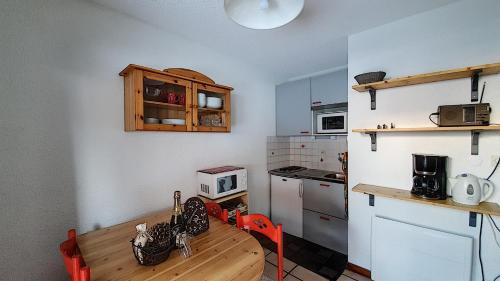 - une cuisine avec une table en bois dans une chambre dans l'établissement APPARTEMENT MONTRIOND - PROCHE MORZINE - PROCHE PISTES DE SKI - Orée de Morzine 6C, à Montriond