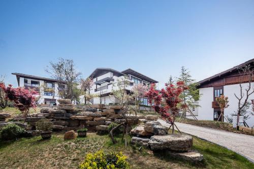 Κήπος έξω από το Hotel Indigo Diqing Moonlight City by IHG