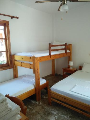a room with two bunk beds and a window at Πενυ Καντια 1ος Ν 4 in Kandia