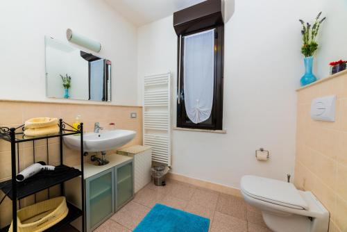 GainoにあるLa Casettaのバスルーム(洗面台、トイレ付)、窓が備わります。