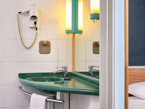 Kamar mandi di Hotel Ibis Firenze Prato Est