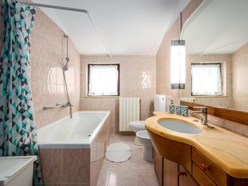 Koupelna v ubytování Villa Martimar with pool and hot tub in Istria