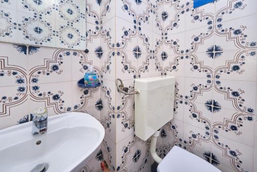een badkamer met een witte wastafel en een toilet bij Apartments Sime in Trogir