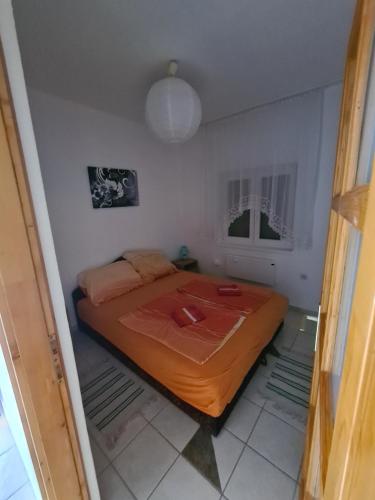 a small bedroom with a bed in a room at Zseki apartman in Hajdúszoboszló