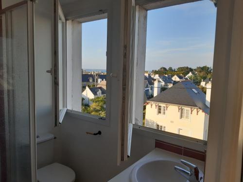 a bathroom with a sink and a window with a view at Studio calme 20m² à 500 mètres de la plage/ centre in Saint-Pierre-Quiberon