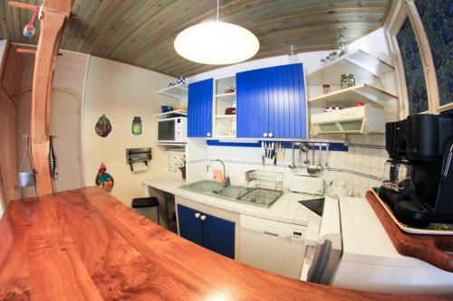 ニースにあるL'authentiqueのキッチン(青いキャビネット、木製カウンタートップ付)