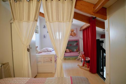 Een bed of bedden in een kamer bij Le Mas de Saint-Hilaire