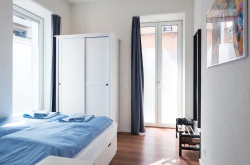 Letto o letti in una camera di HITrental Altstetten Apartments
