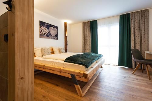 1 dormitorio con 1 cama en una plataforma de madera en Der Postwirt, en Kipfenberg
