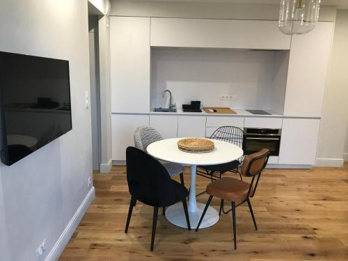 eine Küche mit einem Tisch und Stühlen im Zimmer in der Unterkunft Appartements de Standing - Panate in Corte