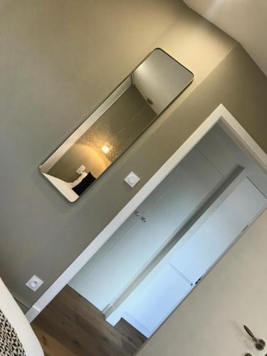 un miroir sur le mur d'une pièce dans l'établissement Appartements de Standing - Panate, à Corte
