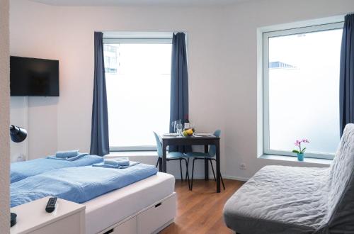 Letto o letti in una camera di HITrental Altstetten Apartments