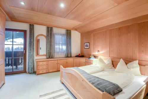 A bed or beds in a room at Apartments Christa App A