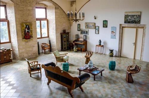 ein großes Wohnzimmer mit Stühlen und Tischen in der Unterkunft La Maison Royale in Pesmes