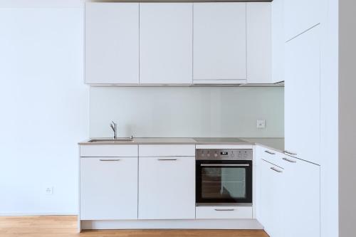 Cucina o angolo cottura di HITrental Basel Apartments