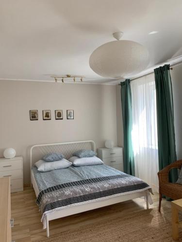 um quarto com uma cama e um tecto em Rybacka 38 em Kąty Rybackie