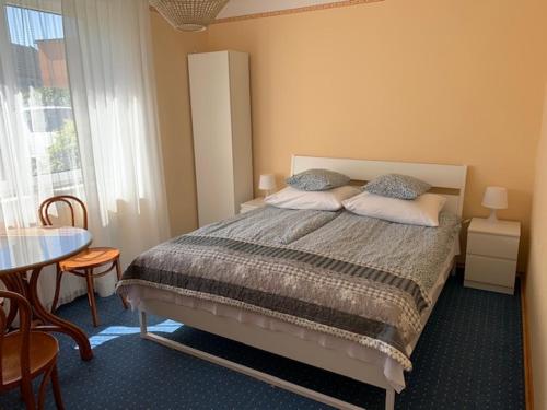 康坦利拜斯可的住宿－Rybacka 38，一间卧室配有一张床、一张桌子和一个窗户。