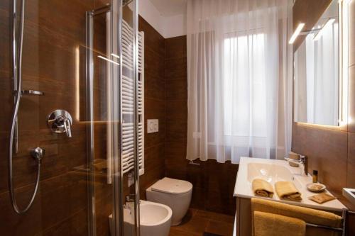 ein Bad mit einem WC, einem Waschbecken und einer Dusche in der Unterkunft Casa Plauto con appartamento grande in Bellaria-Igea Marina