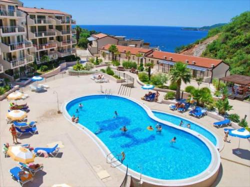 Vaade basseinile majutusasutuses Beauty apartment in Blue star complex Pržno Montenegro või selle lähedal