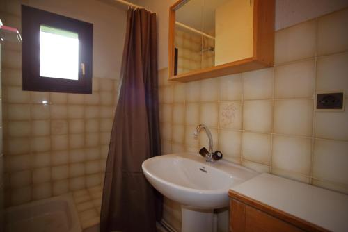 une salle de bain avec un lavabo et une douche dans l'établissement AG005 - Studio coin montagne proche pistes, aux Carroz d'Arâches