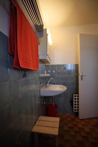 La salle de bains est pourvue d'un lavabo, d'un miroir et d'une porte. dans l'établissement PE255 Studio 4 pers pieds de piste, aux Carroz d'Arâches