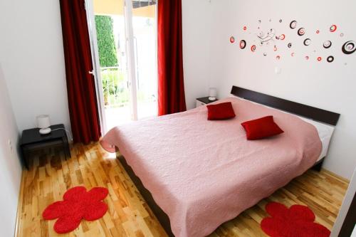 Postel nebo postele na pokoji v ubytování Apartment in Sveti Filip i Jakov with sea view, balcony, air conditioning, Wi-Fi (4807-1)