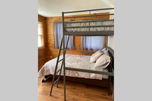 ein Schlafzimmer mit einem Etagenbett in einem Zimmer in der Unterkunft Beautiful 2 Bedroom Apartment in Shediac Bridge in Grande-Digue
