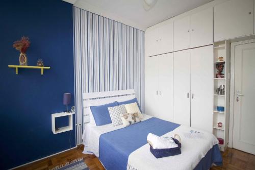 En eller flere senge i et værelse på LGBT Friendly - Quarto em Ipanema Posto 9 - Casa de Vitor e Carlos