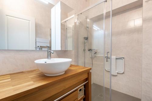 ein Badezimmer mit Waschbecken und Glasdusche in der Unterkunft À 150m de la Grande Plage des Sables d'Olonne in Les Sables-dʼOlonne