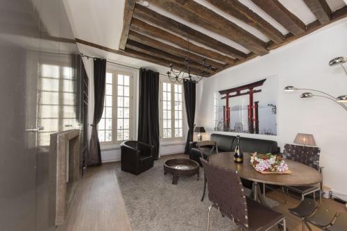 un salon avec une table et une salle à manger dans l'établissement Couleur St Martin, à Paris