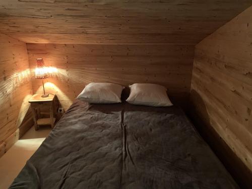 une chambre avec un lit dans une pièce en bois dans l'établissement CX116 - Duplex 6 pers Pied de pistes, aux Carroz d'Arâches