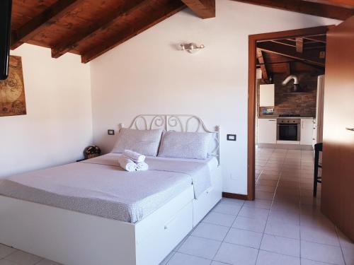 1 Schlafzimmer mit einem weißen Bett und einer Küche in der Unterkunft Leonardo da Vinci / GALEAZZI in Mailand