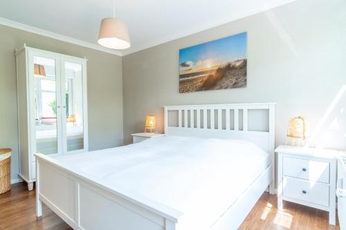 Ένα ή περισσότερα κρεβάτια σε δωμάτιο στο Ferienhaus am Deich Wohnung 02