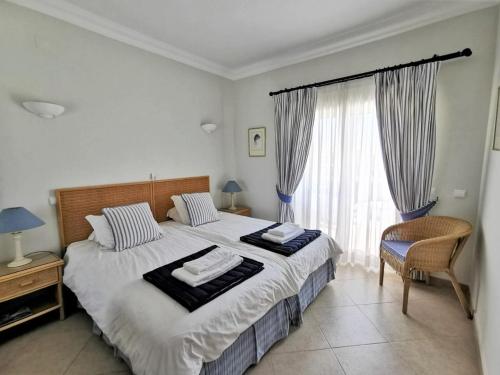 een slaapkamer met een bed met twee handdoeken erop bij Boavista 73 in Lagos