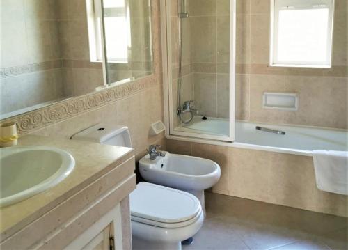 La salle de bains est pourvue de toilettes, d'un lavabo et d'une baignoire. dans l'établissement Boavista 73, à Lagos