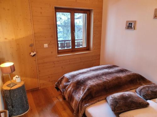 a bedroom with two beds and a window at Appartement Nendaz Chardon Bleu in Nendaz
