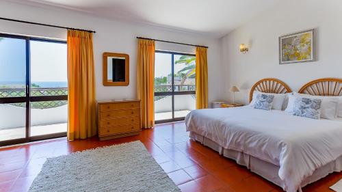 ルースにあるVillas Monte da Luzのベッドルーム(大型ベッド1台、バルコニー付)
