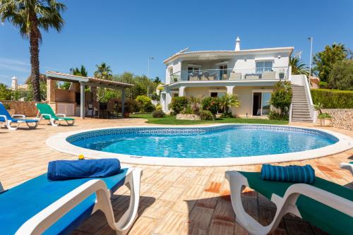 a villa with a swimming pool and a house at Monte Lemos 29 in Luz