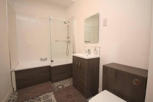 ein Badezimmer mit Toilette, Waschbecken und Dusche in der Unterkunft Modern, Luxurious Two Bedroom Apartment in Great Yarmouth