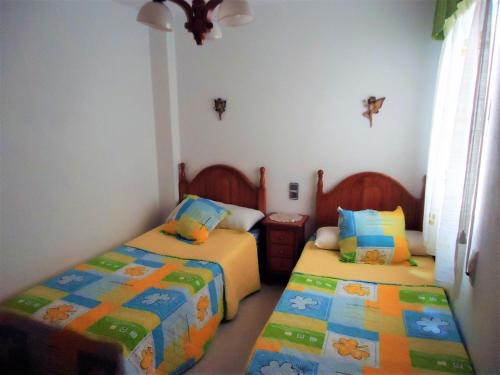 - une chambre avec 2 lits dans l'établissement Residencial Forner LEK, à Peñíscola