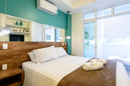 1 dormitorio con 1 cama con 2 toallas en Encanto em Copacabana - 150m da praia - PJ204 Z5, en Río de Janeiro