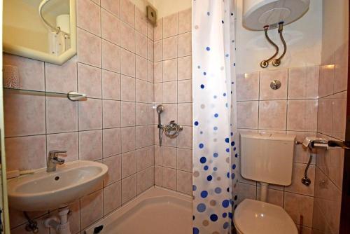 Kúpeľňa v ubytovaní Apartment in Duce with sea view, terrace, air conditioning, WiFi 4969-2