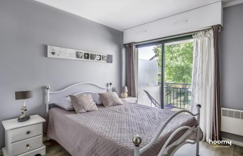 une chambre blanche avec un lit et une fenêtre dans l'établissement Charmant appartement lumineux pour 4 au Pouliguen, au Pouliguen