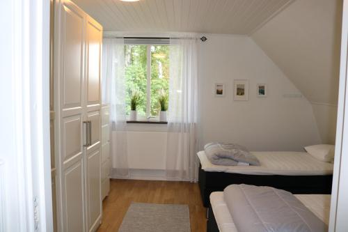 Een bed of bedden in een kamer bij Kärraton Stugor Centrala Åhus