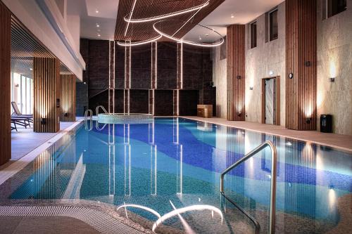 uma grande piscina num quarto de hotel em SPA VILNIUS Druskininkai em Druskininkai