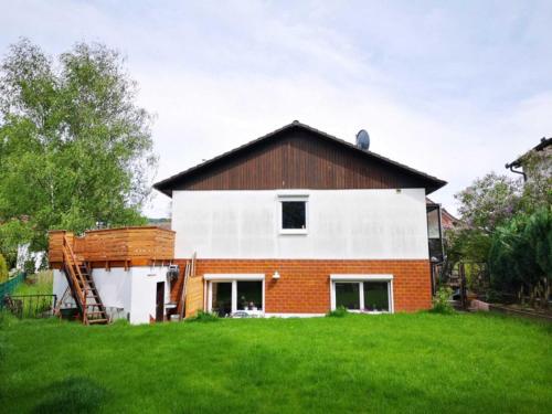 uma casa com um castanho e branco em Birkenblick Ferienwohnung Owwe em Rimbach